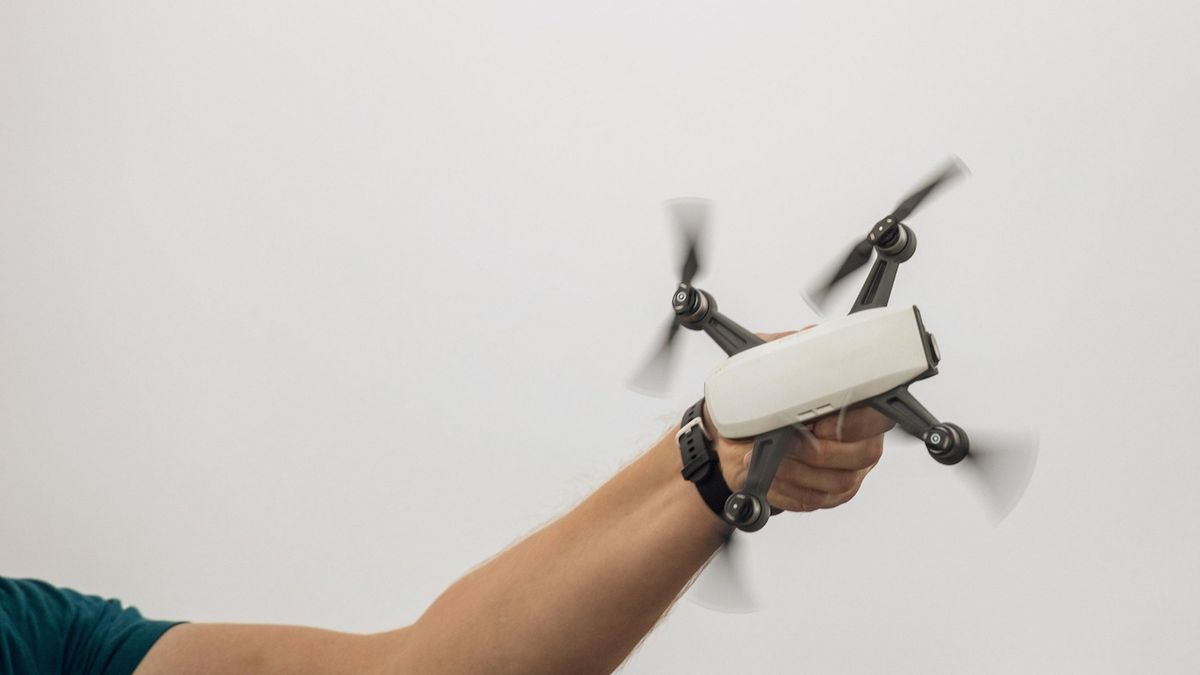 Policejní manévry s vrtulníkem u ruské ambasády v Praze kvůli dronu